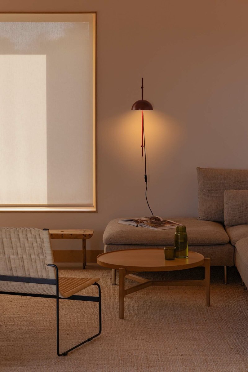 Matilda 60cm Burgunder vegglampe Fra Faro Barcelona - Den roterbare skjermen og h&oslash;ydejusteringen gir stor fleksibilitet og mulighet for forskjellige lysinnstillinger &ndash; perfekt for b&aring;de l&oslash;snings- og stemningsbelysning.