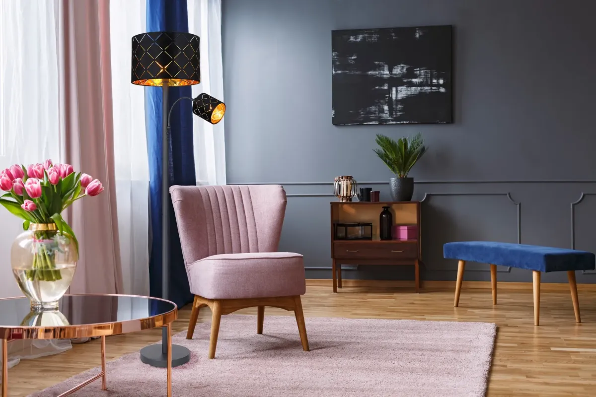 Sunna Svart gulvlampe Fra Globo Lighting - Den runda stommen i h&ouml;gkvalitativ svart metall ger stabilitet och tidl&ouml;s charm, medan den svarta lampsk&auml;rmen i sammet med dekorativa utsk&auml;rningar tillf&ouml;r en lyxig k&auml;nsla och skapar ett fascinerande ljusspel.