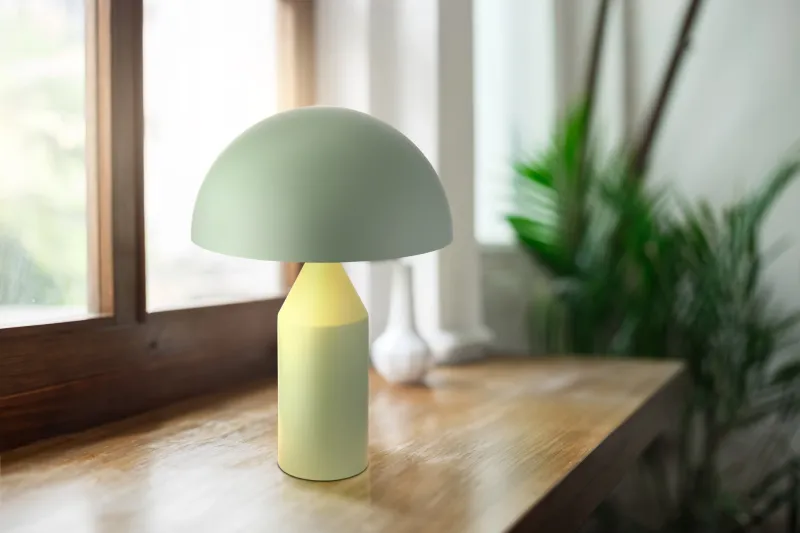 Atoma 40cm Grønn bordlampe Fra Globo Lighting - Sk&auml;rmen i matt, d&aring;v gr&ouml;n f&auml;rg och vitt skapar en harmonisk kontrast och ger en behaglig ljusspridning.