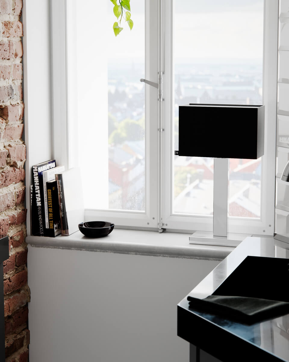 Prime 47cm Krom bordlampe Fra By Rydéns - Utforsk mulighetene med Prime-bordlampen i metall og stoffskjerm, og la den elegante designen og den subtile belysningen skape en fortryllende effekt i vinduet ditt.