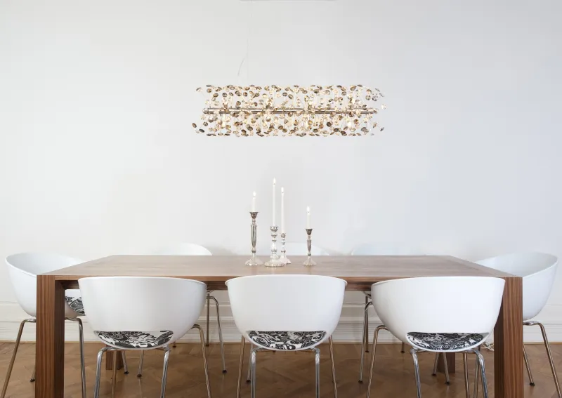 Katrina 90cm Røykfarget krystall Fra Globo Lighting - Katrina er en elegant rektangulær krystalllysekrone i kromfarget metall med glitrende K9-krystaller som skaper en sofistikert og luksuriøs atmosfære i hjemmet ditt.