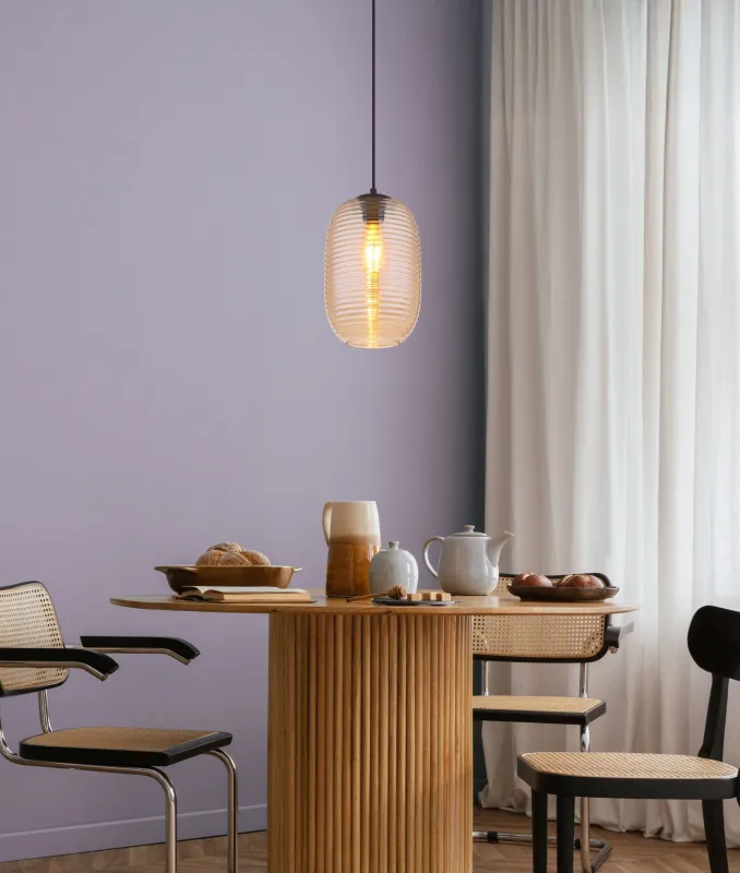 Jefrey Ø20 Rav Taklampe Fra Globo Lighting - Denna eleganta taklampa &auml;r utrustad med en rund glaskupa i varm b&auml;rnstensf&auml;rg.