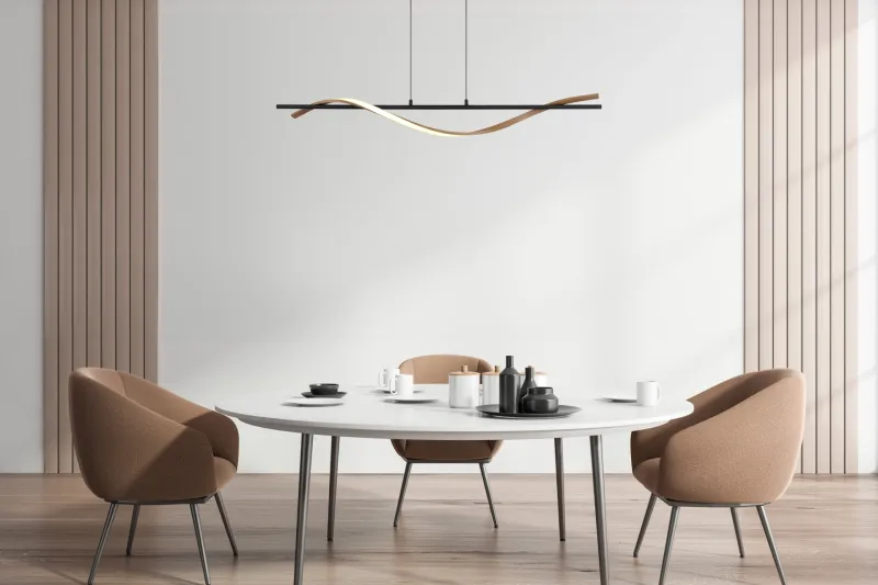 Watkins 115cm Svart Taklampe Fra Globo Lighting - Den raka st&aring;ngen i mattsvart metall utstr&aring;lar enkel elegans, medan aluminium med m&ouml;rk tr&auml;look och den opalf&auml;rgade plastsk&auml;rmen skapar en harmonisk kontrast.
