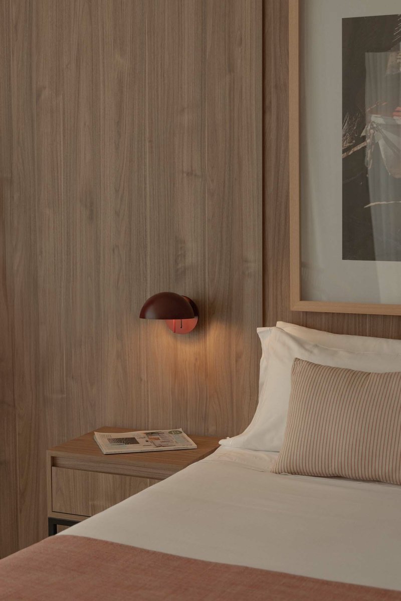 Matilda Ø17 Burgunder leselampe Fra Faro Barcelona - Den roterbare skjermen og h&oslash;ydejusteringen gj&oslash;r den allsidig og fleksibel &ndash; perfekt for b&aring;de stemningsbelysning og funksjonell belysning.