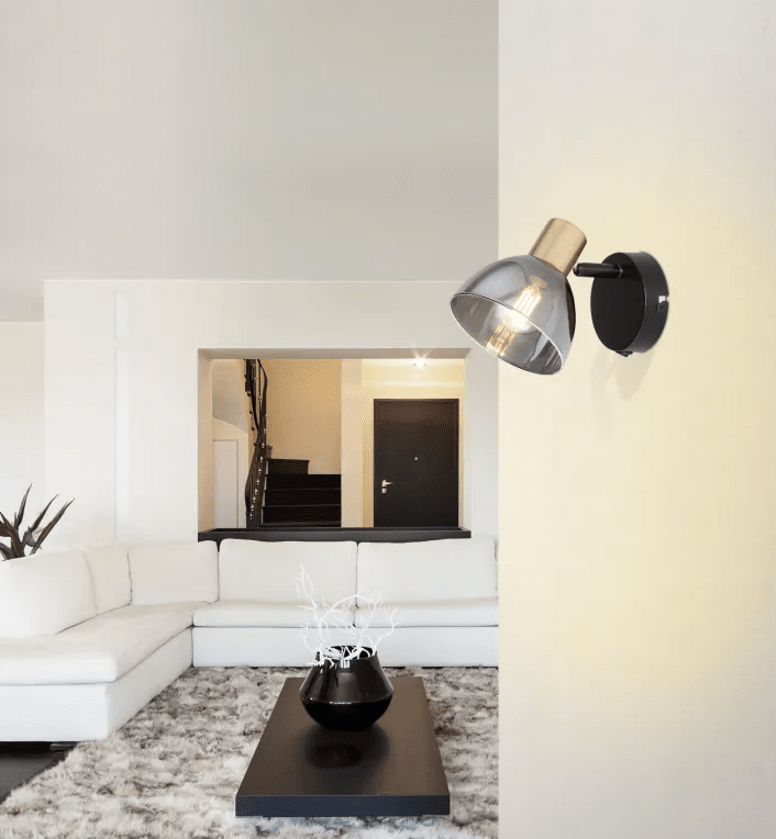 Jay 12cm Svart leselampe Fra Globo Lighting - Lampen kombinerer svart metall, matt finish og r&oslash;kt glass for et sofistikert utseende som passer inn i b&aring;de stuen, soverommet eller gangen.