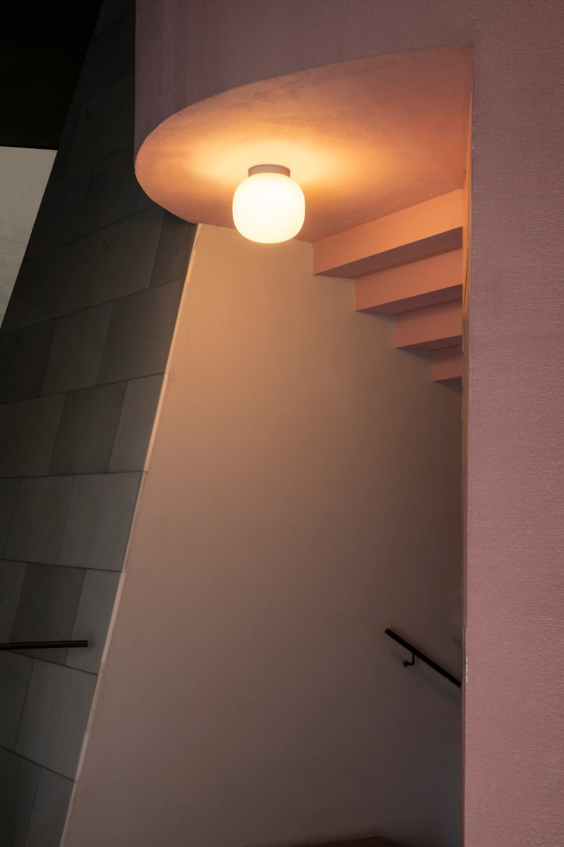 Amelia Ø22 Hvit baderomslampe Fra Faro Barcelona - Amelia er en taklampe i hvitt, designet av H&eacute;ctor Serrano, med et lett og luftig uttrykk.