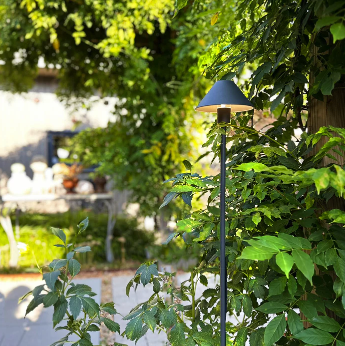 Apollo Flex Mørk grå Fra Lightson - Apollo Flex &auml;r perfekt f&ouml;r dig som &auml;lskar skandinavisk design och letar efter en n&auml;ttare lampa till din kruka, rabatt eller g&aring;ng.