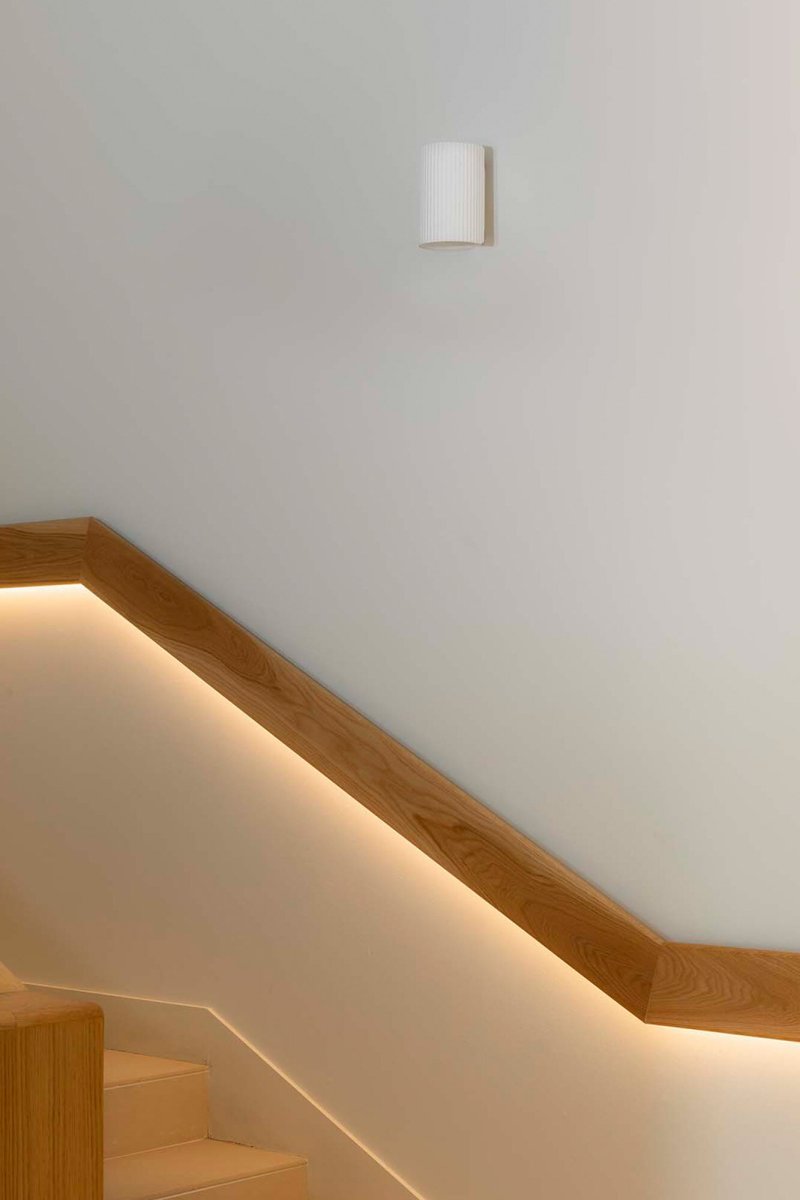 Sole 10cm Hvit vegglampe Fra Faro Barcelona - Den er tilgjengelig i to st&oslash;rrelser og kan gi lys i &eacute;n eller to retninger, noe som gj&oslash;r den ideell for ganger, trapper og mindre rom.