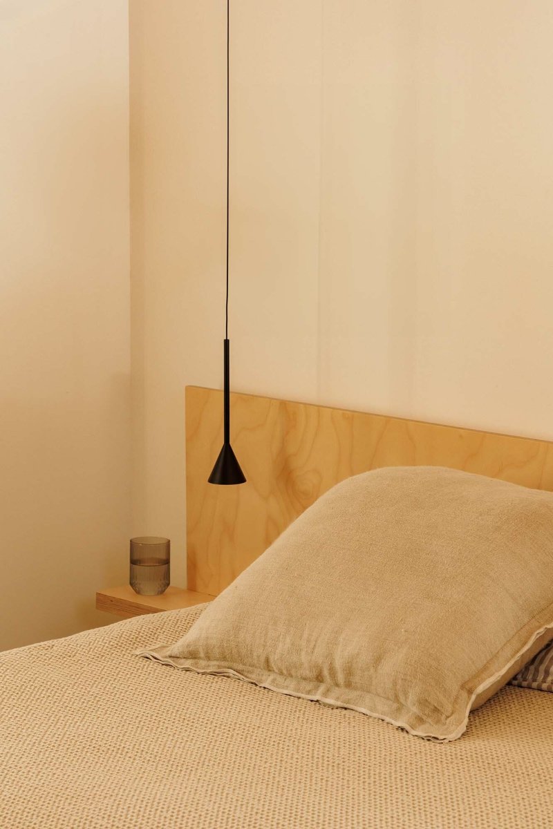Anna Ø7 Svart Taklampe Fra Faro Barcelona - Det stilige designet gj&oslash;r den ideell for &aring; fremheve bestemte omr&aring;der eller detaljer i et rom &ndash; perfekt over kj&oslash;kkenskap, bord eller som aksentbelysning i stuer og ganger.