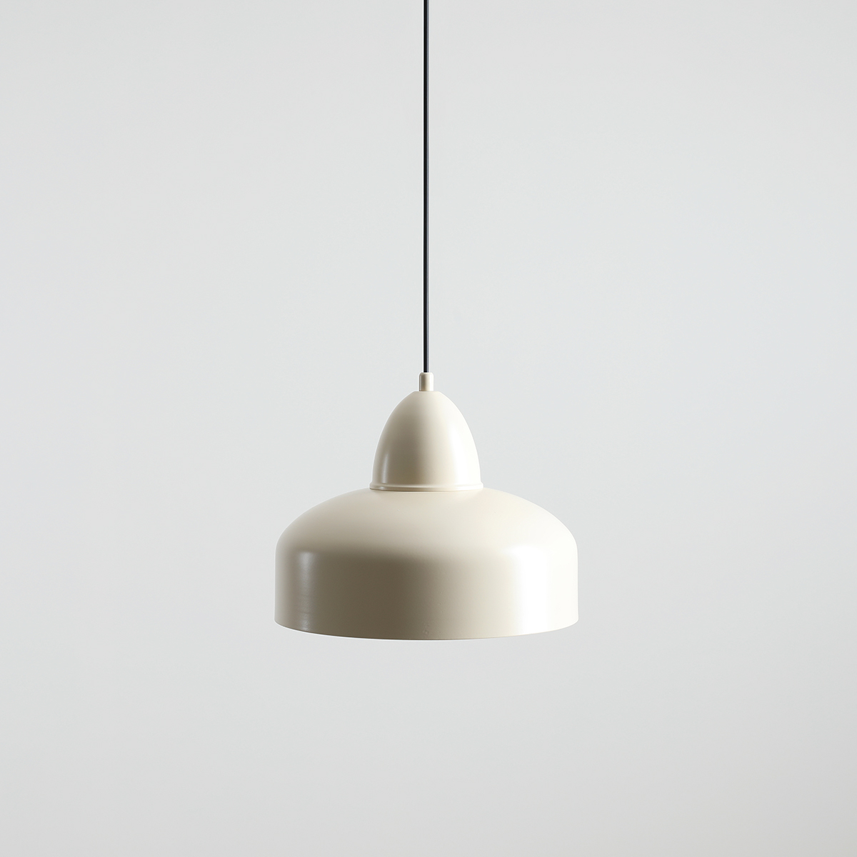 Como Ø30 Kremhvit Taklampe Fra Artera - Med sin enkle oppheng og robuste konstruksjon er denne pendellampen både praktisk og stilig &ndash; et perfekt tillegg for å gi hjemmet ditt et subtilt, men sofistikert lyspunkt.