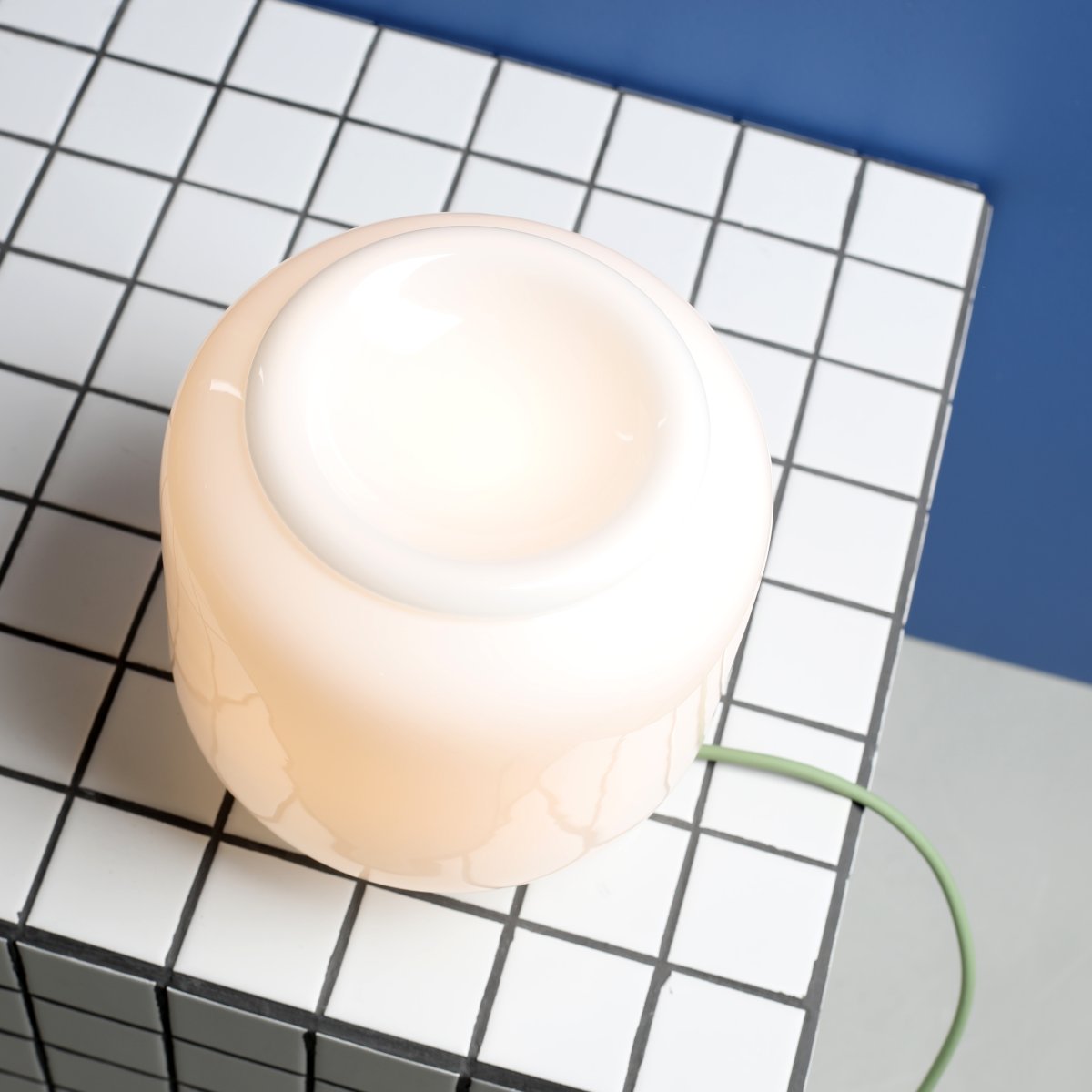 Flask 18cm Hvit/grønn bordlampe Fra Artera - Den salviegrønne ledningen er en fin fargerik detalj som gir lampen et harmonisk og lekent uttrykk.