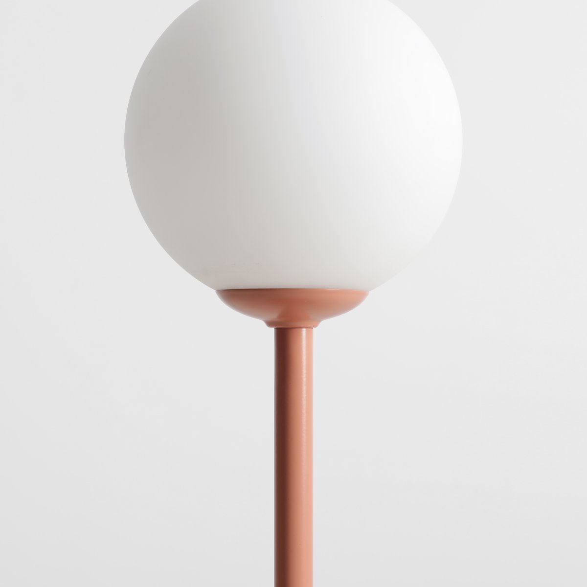 Pinne 35cm Korall bordlampe Fra Artera - Den runde opalgloben sprer et mykt og behagelig lys, perfekt for å skape en varm og innbydende atmosfære i rommet.