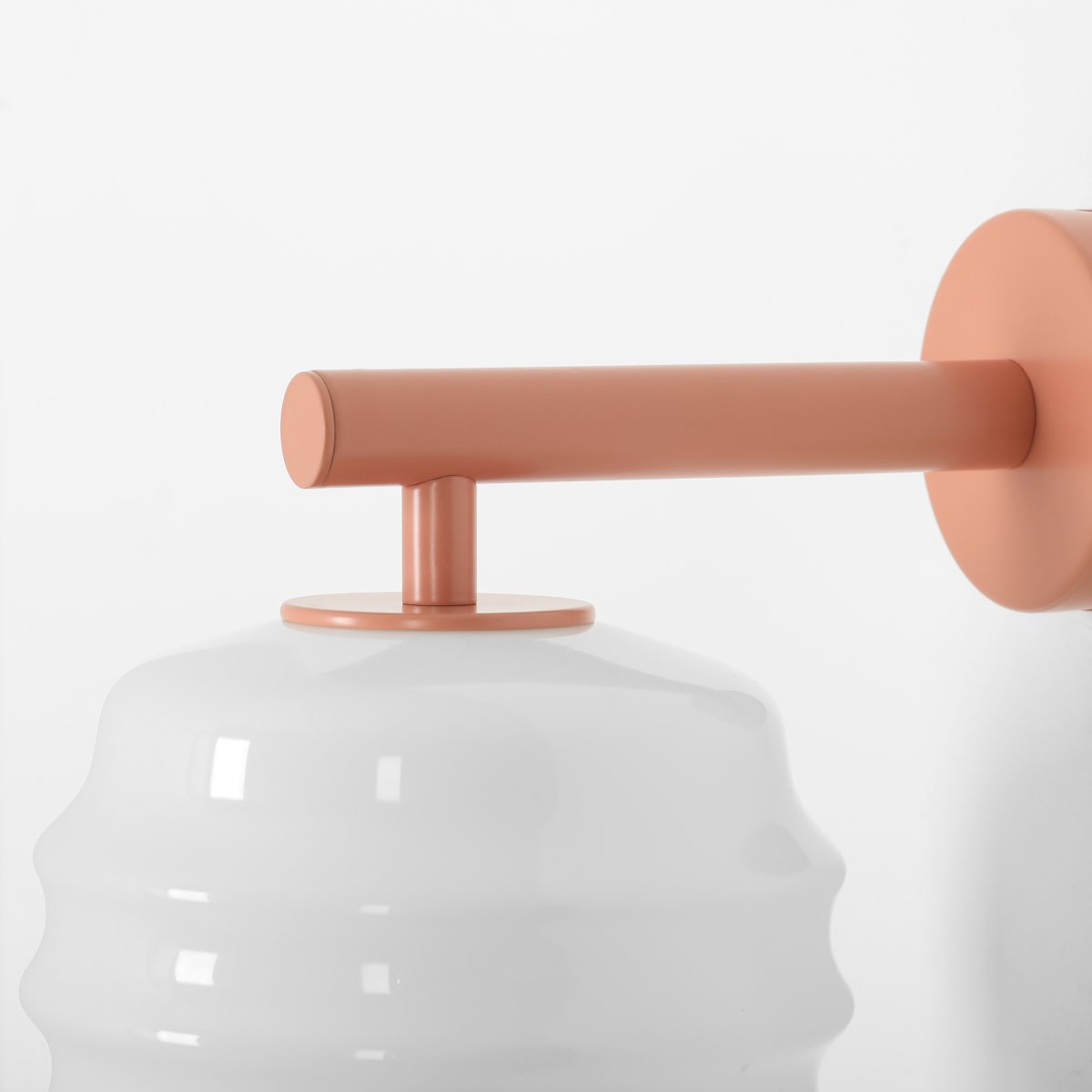Puff 23cm Korall vegglampe Fra Artera - Den dekorative skjermen i hvitt opalglass har en bølget form som gir lampen et lekent og elegant uttrykk.