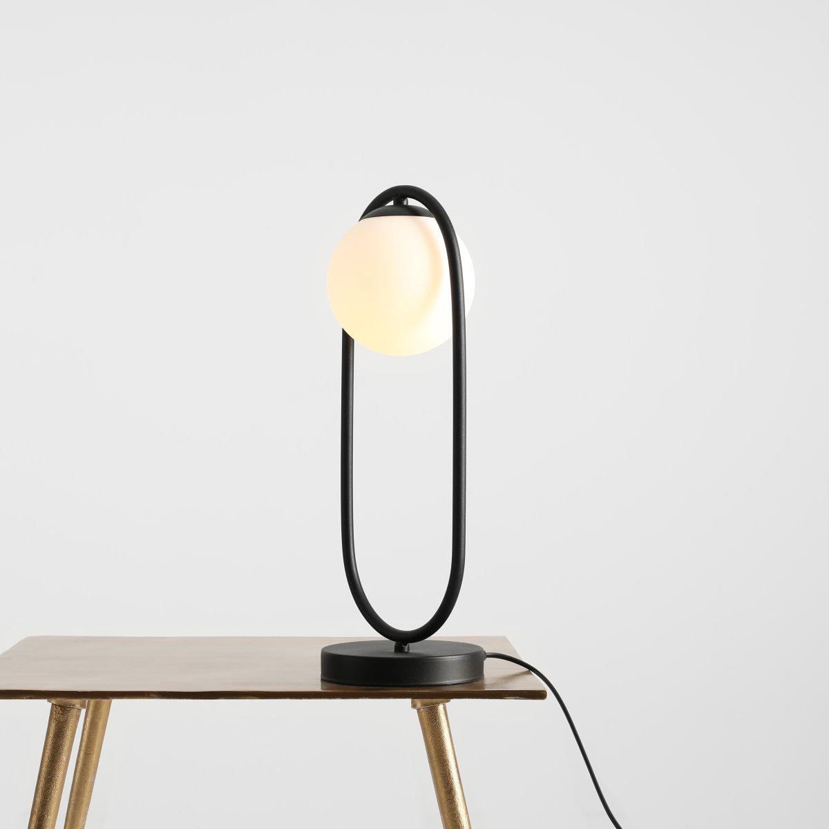 Riva 47cm Svart bordlampe Fra Artera - Med sin sorte ramme og en opal globus som gir et mykt, behagelig lys, fungerer lampen perfekt som en dekorativ lyskilde i b&aring;de stuen, soverommet eller kontoret.