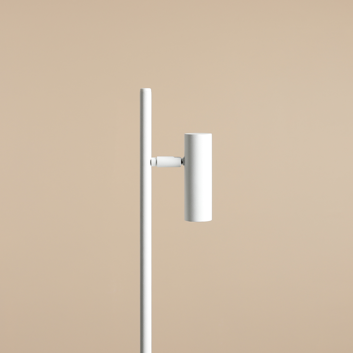 Trevo 54cm Hvit skrivebordslampe Fra Artera - Den kompakte og elegante formen gjør Trevo til en perfekt passform på skrivebordet eller som leselampe i forskjellige rom.