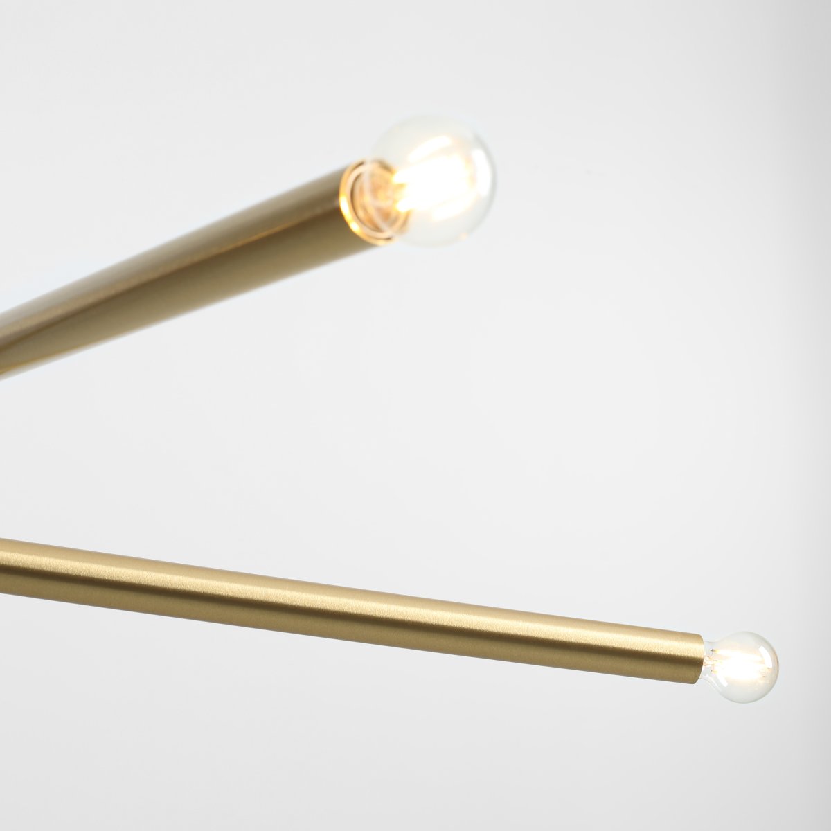 Tubo 4 100cm Messing Taklampe Fra Artera - Tubo 4 er en moderne taklampe med et stilig og minimalistisk design.