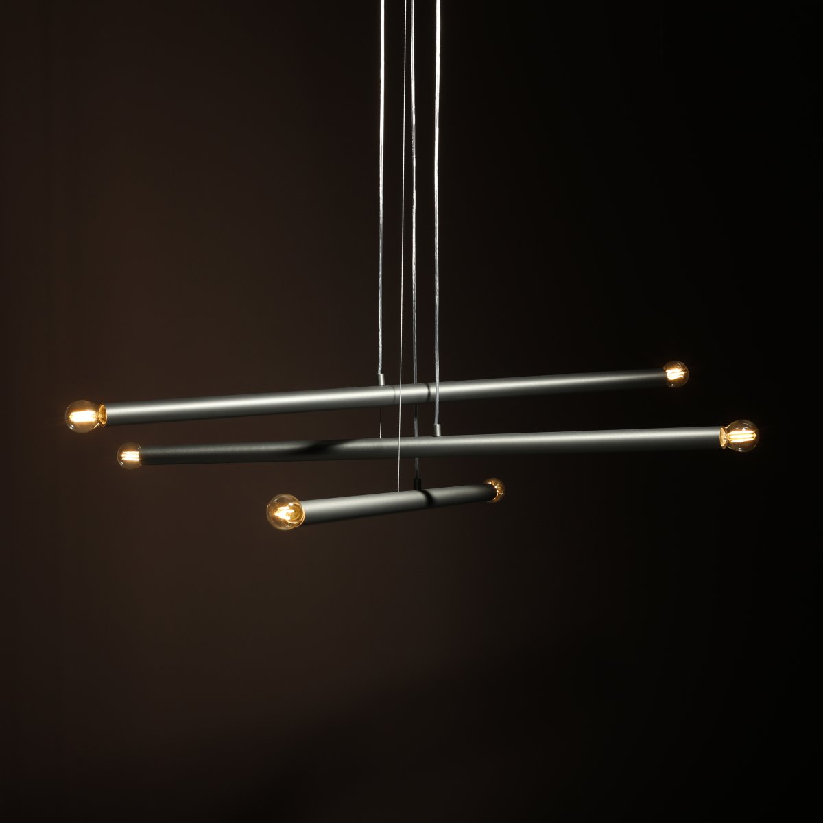 Tubo 6 100cm Stål Taklampe Fra Artera - Lampen best&aring;r av tre smale metallr&oslash;r i en elegant st&aring;lfinish, plassert i forskjellige h&oslash;yder og vinkler som skaper et spennende og luftig uttrykk.