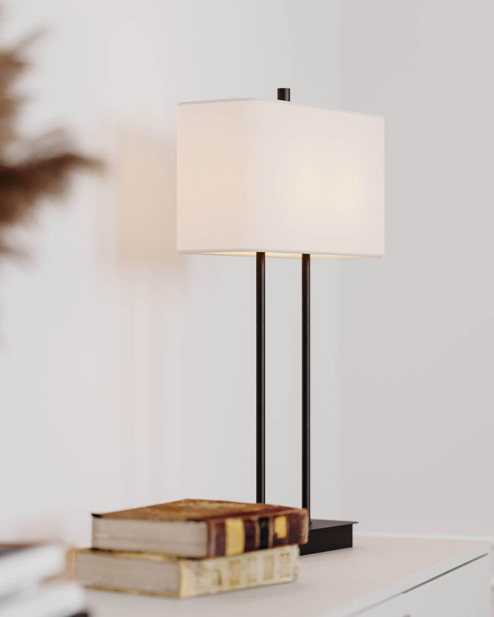 Luton 56cm Svart bordlampe Fra By Rydéns - Den svarte metallbasen med det lange stativet passer perfekt til den rektangul&aelig;re linskjermen i hvitt.