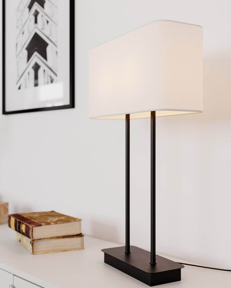 Luton 56cm Svart bordlampe Fra By Rydéns - Den svarte metallbasen med det lange stativet passer perfekt til den rektangul&aelig;re linskjermen i hvitt.