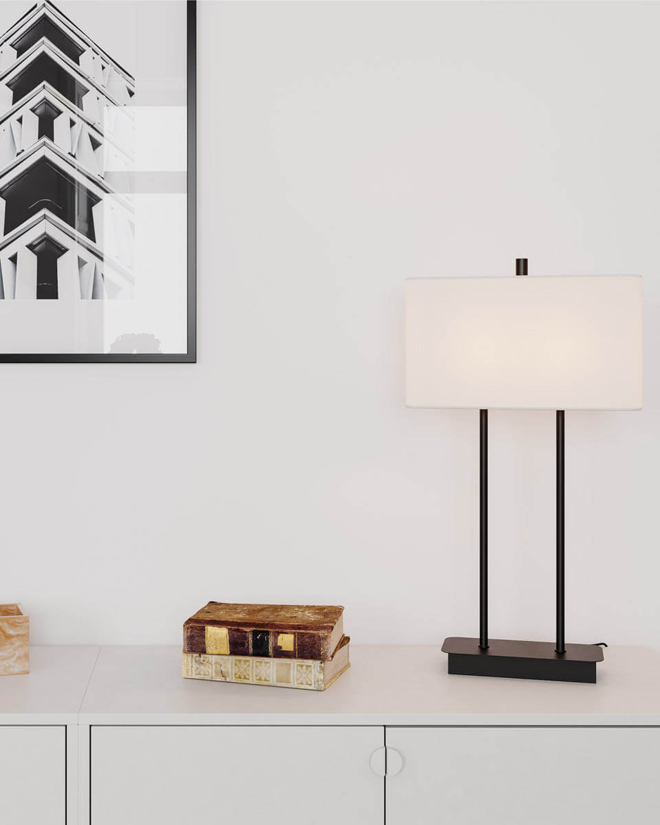 Luton 56cm Svart bordlampe Fra By Rydéns - Den svarte metallbasen med det lange stativet passer perfekt til den rektangul&aelig;re linskjermen i hvitt.
