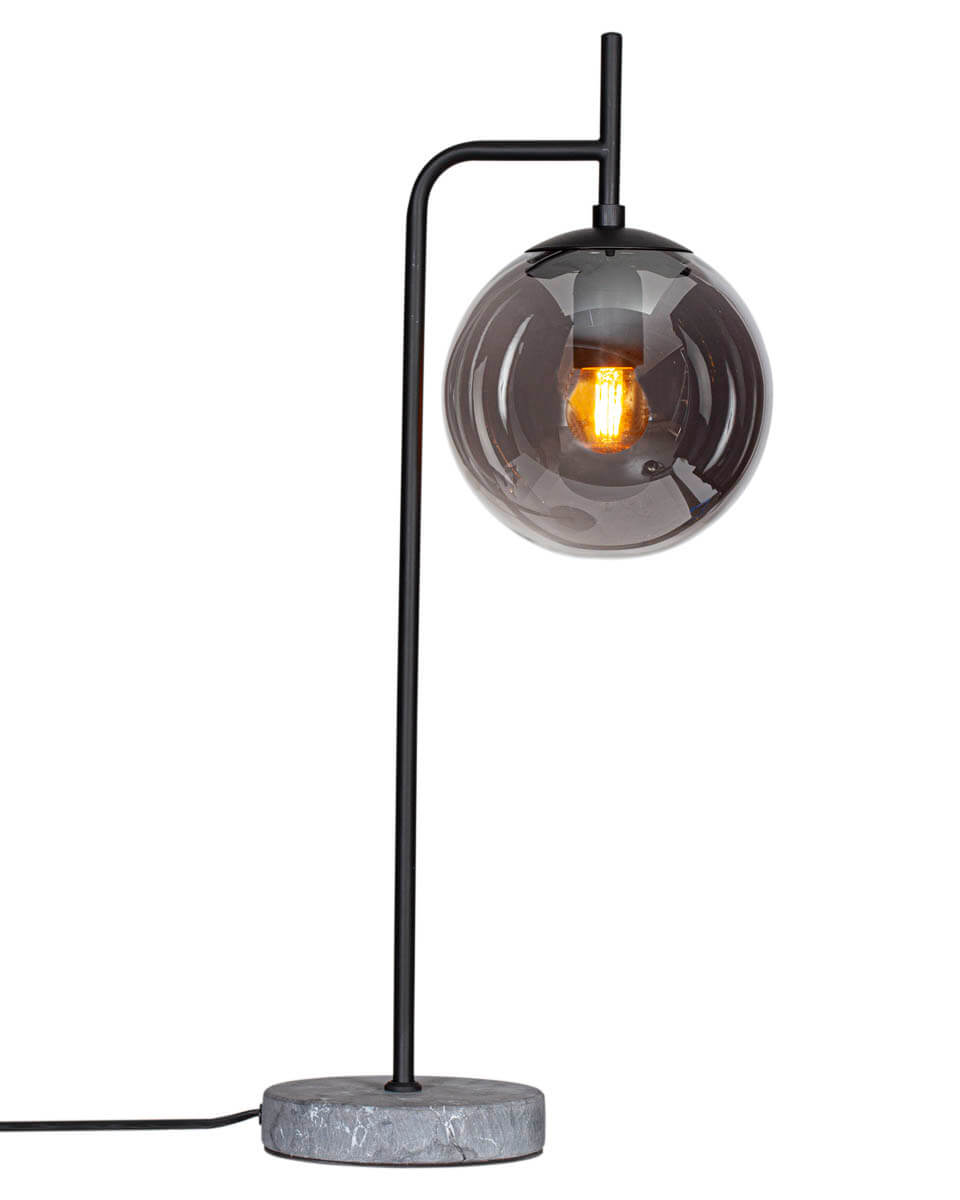 Boyle 60cm Svart bordlampe Fra By Rydéns - P&aring; den annen side tilf&oslash;rer det r&oslash;kte glasset en annen dimensjon og f&aring;r Boyle til &aring; skille seg ut fra mengden og skaper et dr&oslash;mmende lys som du vil kunne nyte i mange &aring;r fremover.
