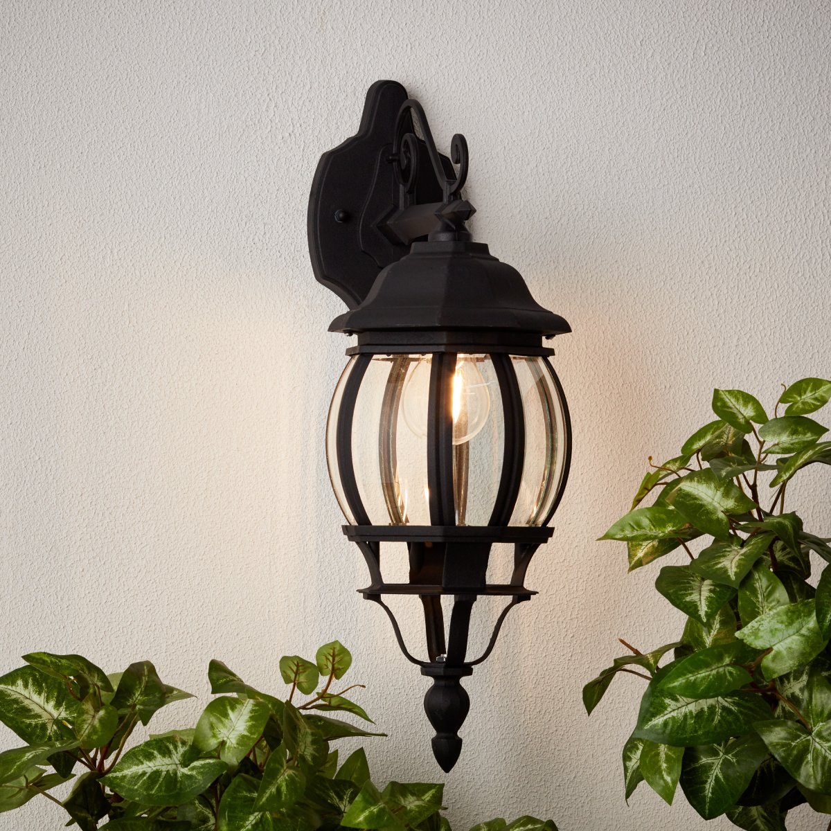 Istria Svart utendørslampe Fra Brilliant - Den klassiske utendørs vegglampen Istria gir både dekorativt lys og økt sikkerhet ved inngangen eller langs fasaden.