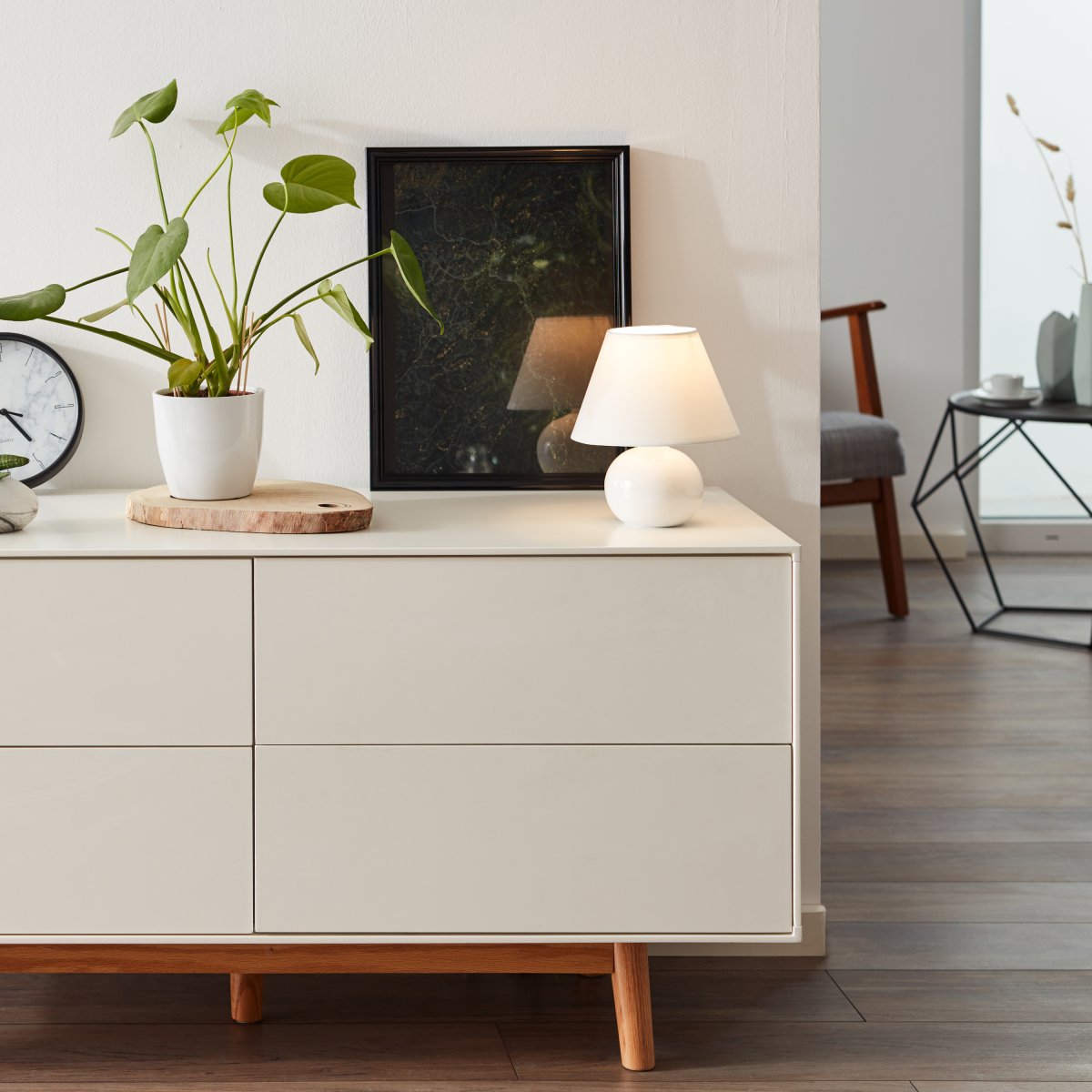 Primo 23cm Hvit bordlampe Fra Brilliant - Lampen har en praktisk str&oslash;mbryter p&aring; ledningen.