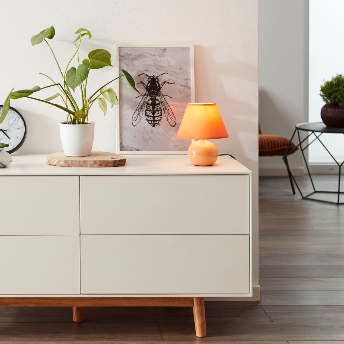 Primo 23cm Oransje bordlampe Fra Brilliant - Den er laget av tekstil og keramikk og gir et behagelig lys.