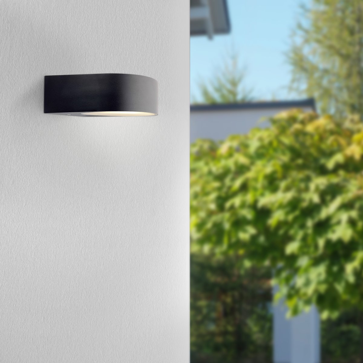 Tyler Svart utendørslampe Fra Brilliant - Lampen er IP44-klassifisert for å tåle vannsprut og er derfor egnet for utendørsmiljøer.