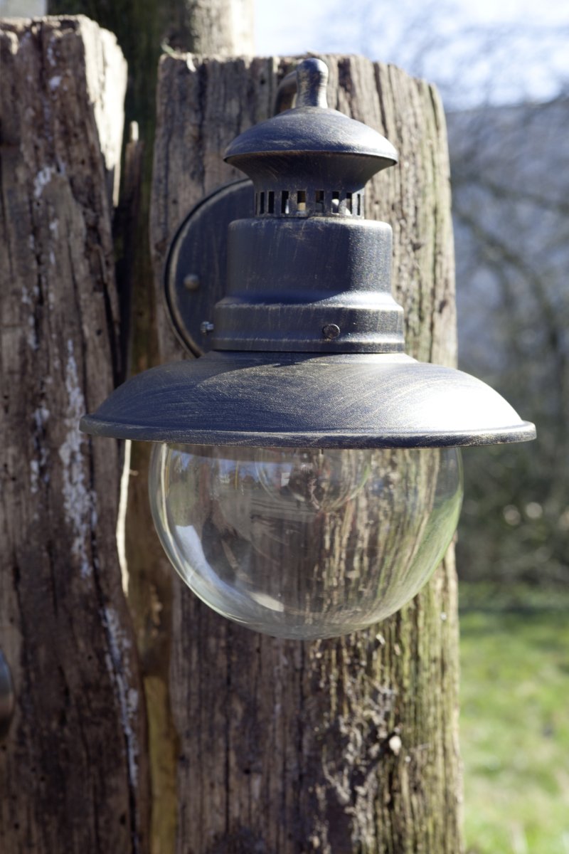 Artu Antikk sort utendørslampe Fra Brilliant - Utendørs vegglampe Artu er et must ved enhver inngang.