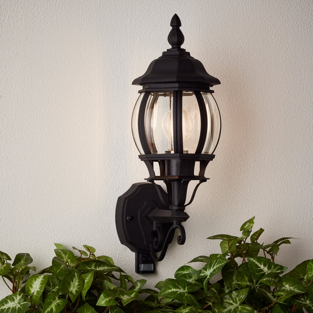Istria Svart utendørslampe Fra Brilliant - Istria utend&oslash;rs vegglampe i klassisk design, laget av aluminium og beskyttet mot rust og regn (IP23).