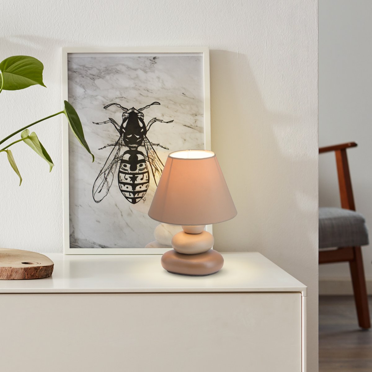 Paolo 23cm Brun bordlampe Fra Brilliant - Lampeskjermen er laget av tekstil og basen er laget av keramikk, noe som gir et elegant inntrykk.