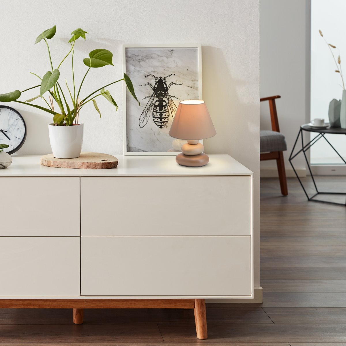 Paolo 23cm Brun bordlampe Fra Brilliant - Lampeskjermen er laget av tekstil og basen er laget av keramikk, noe som gir et elegant inntrykk.