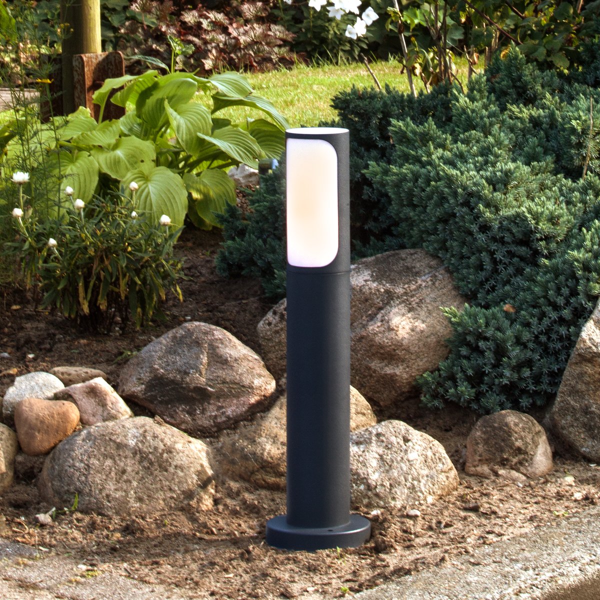 Gap 50cm antrasitt pullerter Fra Brilliant - Lampen har en IP44-klassifisering for beskyttelse mot sprutvann, noe som gj&oslash;r den egnet for utend&oslash;rs bruk selv der v&aelig;rbeskyttelsen er begrenset.