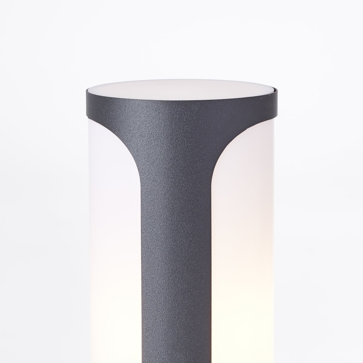 Gap 80cm antrasitt pullerter Fra Brilliant - Lampen har en IP44-klassifisering for beskyttelse mot sprutvann, noe som gj&oslash;r den egnet for utend&oslash;rs bruk selv der v&aelig;rbeskyttelsen er begrenset.