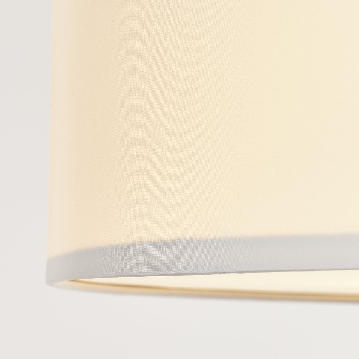 Andria Ø60 Hvit plafond Fra Brilliant - Den dekorative Andria taklampen sprer et hyggelig og innbydende lys i alle rom, uansett om det er på soverommet eller gangen.