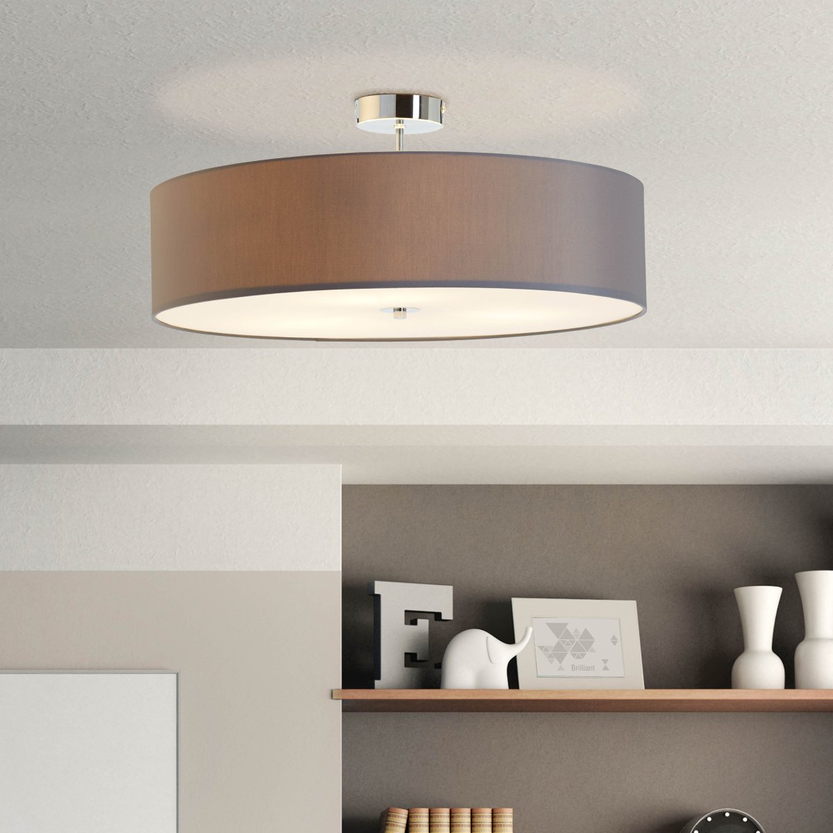 Andria Ø60 Grå plafond Fra Brilliant - Den dekorative Andria taklampen sprer et hyggelig og innbydende lys i alle rom, uansett om det er p&aring; soverommet eller gangen.