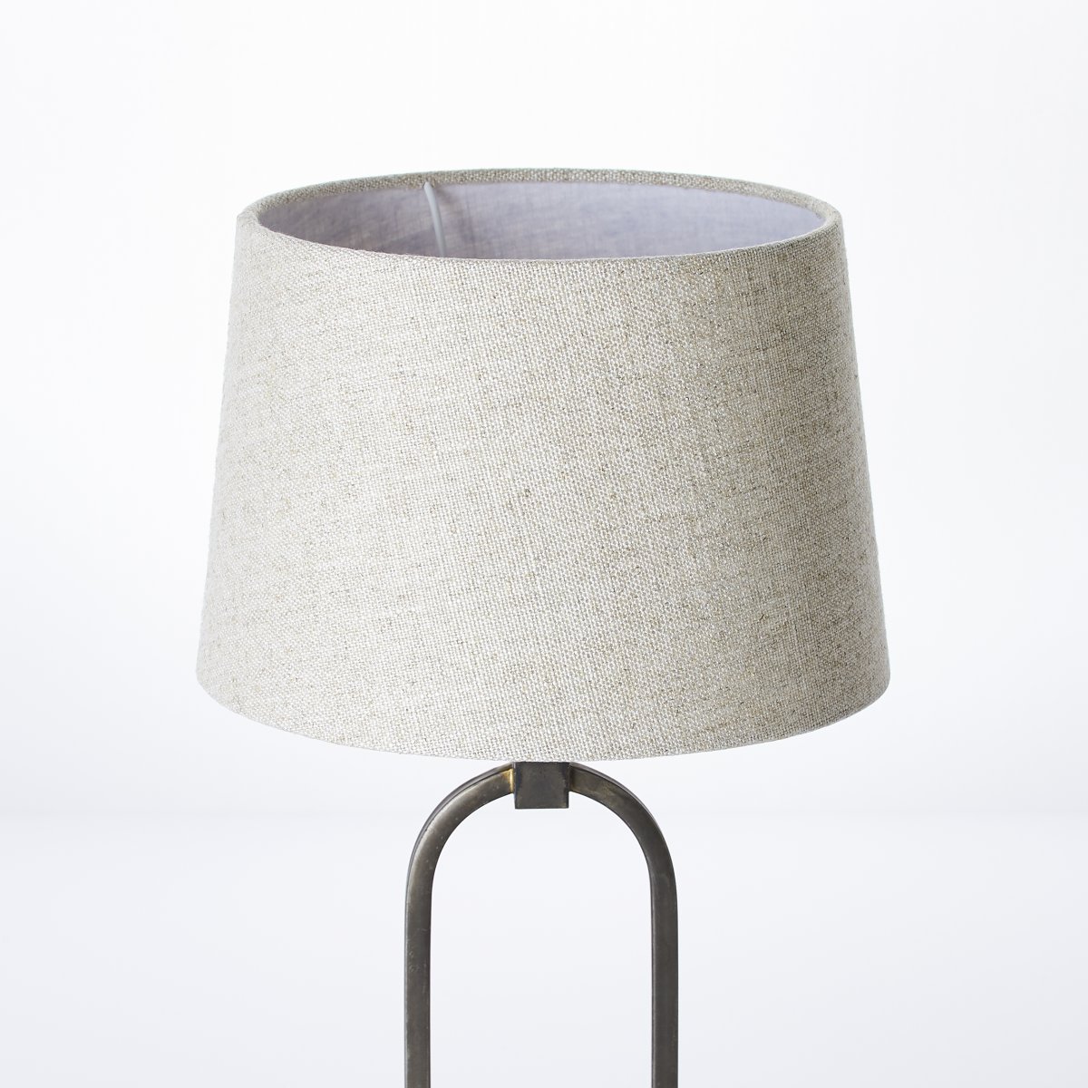 Sora 44cm Beige bordlampe Fra Brilliant - Lampen er utstyrt med ledningsbryter for enkel håndtering, og tilkoblingskabelen er ca.