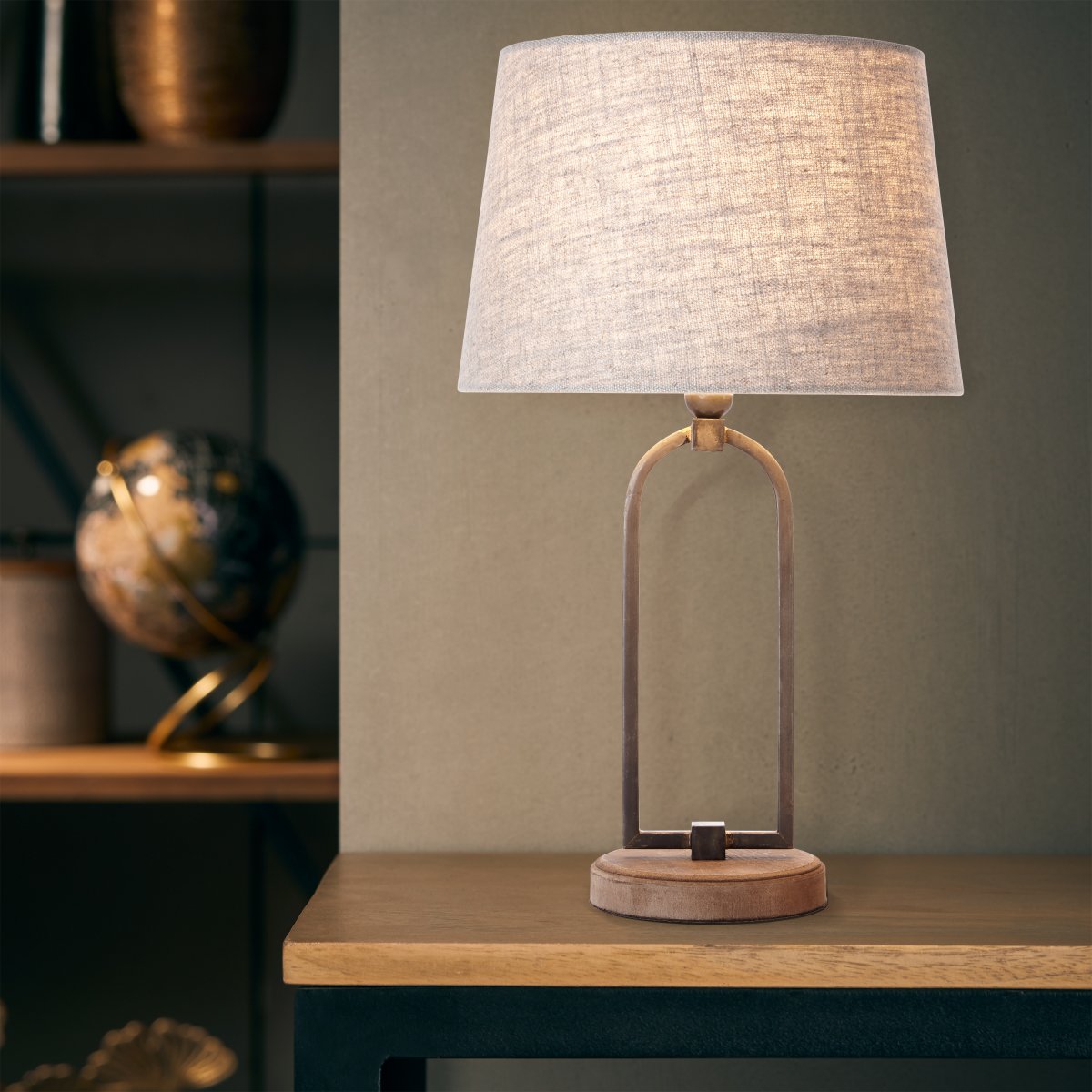 Sora 50cm Beige bordlampe Fra Brilliant - Lampen er utstyrt med ledningsbryter for enkel håndtering, og tilkoblingskabelen er ca.