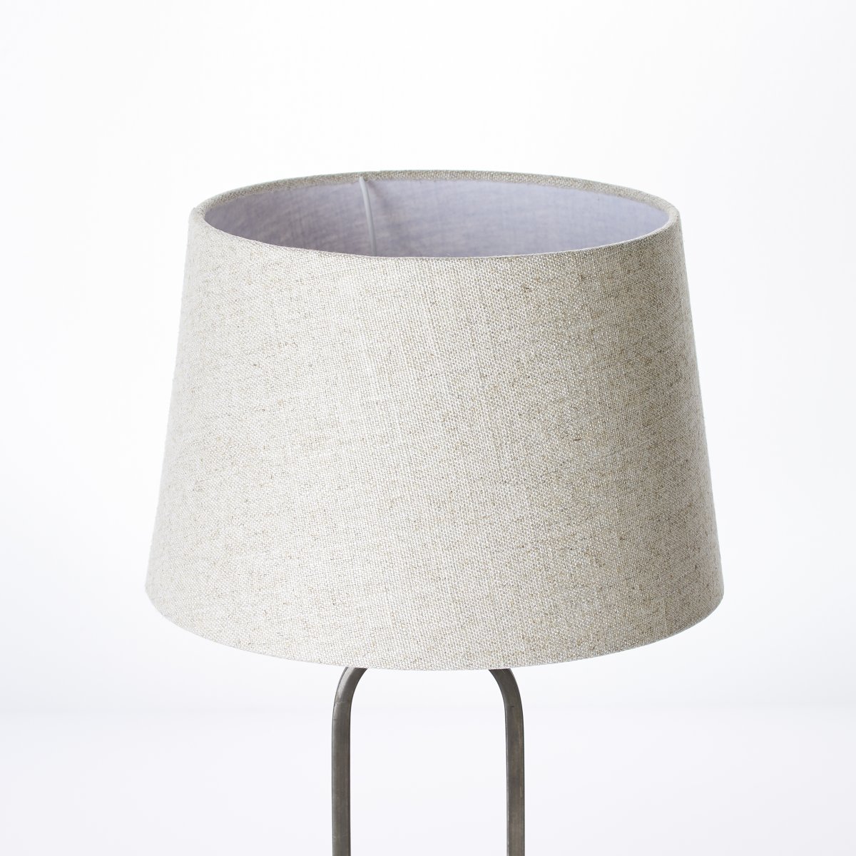 Sora 50cm Beige bordlampe Fra Brilliant - Lampen er utstyrt med ledningsbryter for enkel håndtering, og tilkoblingskabelen er ca.