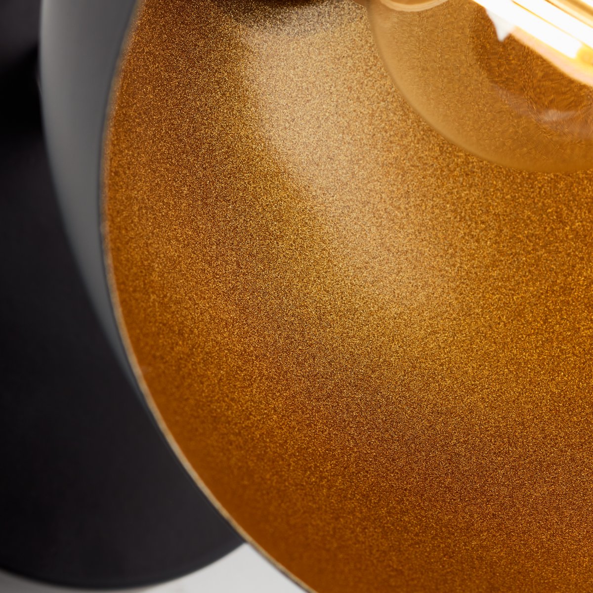 Layton Ø15 Matt svart vegglampe Fra Brilliant - Denne spotlighten er perfekt for fleksible lysløsninger hvor lysretningen enkelt kan justeres med det roterbare hodet.