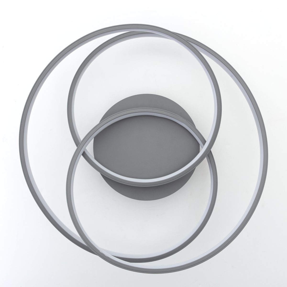 Labyrinth Ø40 Grå plafond Fra Brilliant - Den stilige gr&aring; fargen gir en f&oslash;lelse av eleganse og hygge, og LED-teknologien s&oslash;rger for energieffektiv belysning med h&oslash;y lysstyrke.