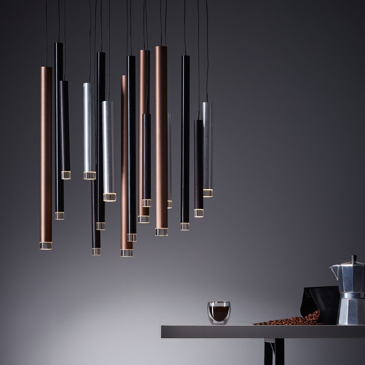 Cembalo Ø55 Aluminium Taklampe Fra Brilliant - Pendellampen kan dimmes i tre trinn med en standard veggbryter, og kabelen kan justeres i lengden for å passe perfekt over spisebord eller i passasjer.