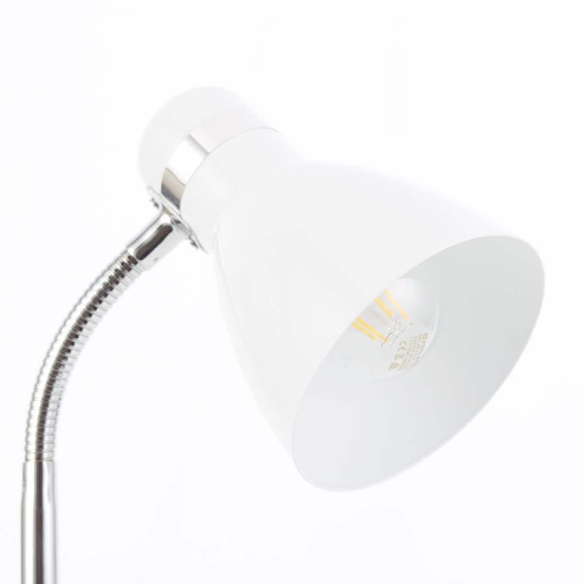 Allison 34cm Hvit skrivebordslampe Fra Brilliant - Allison bordlampe er et elegant og praktisk tillegg til b&aring;de arbeids- og oppholdsrom, perfekt for lesing, skriving eller dekorativ belysning.