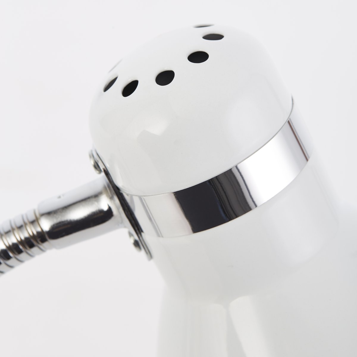 Allison 34cm Hvit skrivebordslampe Fra Brilliant - Allison bordlampe er et elegant og praktisk tillegg til b&aring;de arbeids- og oppholdsrom, perfekt for lesing, skriving eller dekorativ belysning.