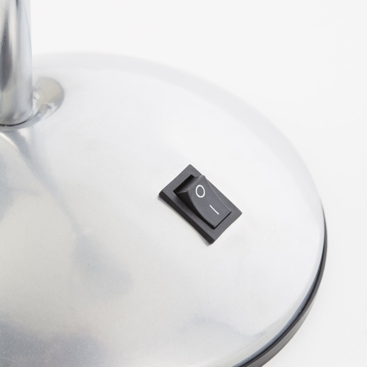 Allison 34cm Sølv skrivebordslampe Fra Brilliant - Allison bordlampe er et elegant og praktisk tillegg til b&aring;de arbeids- og oppholdsrom, perfekt for lesing, skriving eller dekorativ belysning.