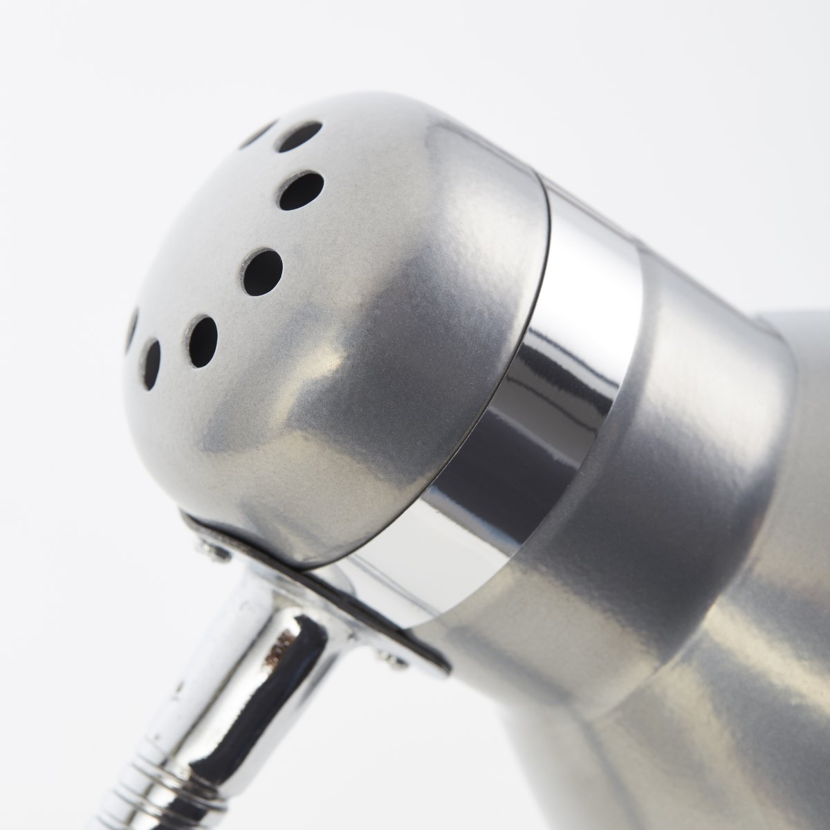 Allison 34cm Sølv skrivebordslampe Fra Brilliant - Allison bordlampe er et elegant og praktisk tillegg til b&aring;de arbeids- og oppholdsrom, perfekt for lesing, skriving eller dekorativ belysning.