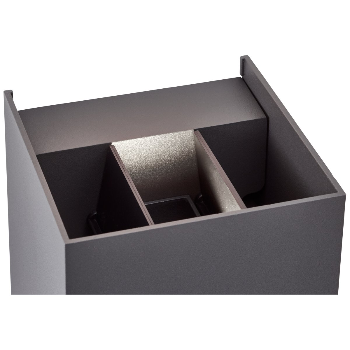 Hilly Mørk grå utendørslampe Fra Brilliant - Med IP44-klassifisering er lampen beskyttet mot vannsprut og er perfekt for utendørsmiljøer.