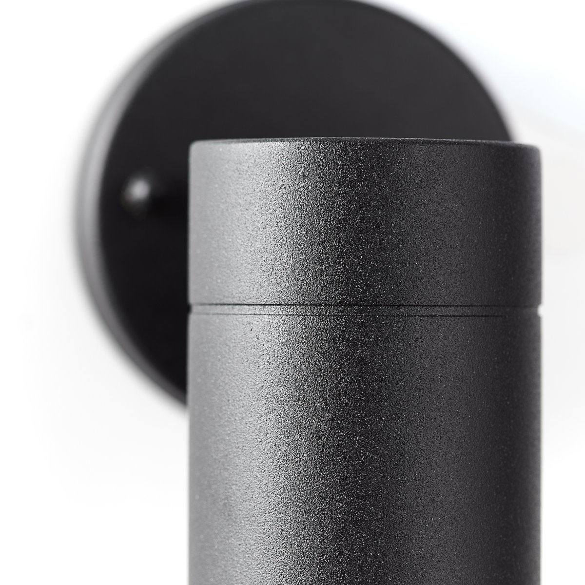 Jandy Svart utendørslampe Fra Brilliant - Denne veggspotten gir et innbydende lys og er perfekt for stuen som gangbelysning eller dekorativ aksent.