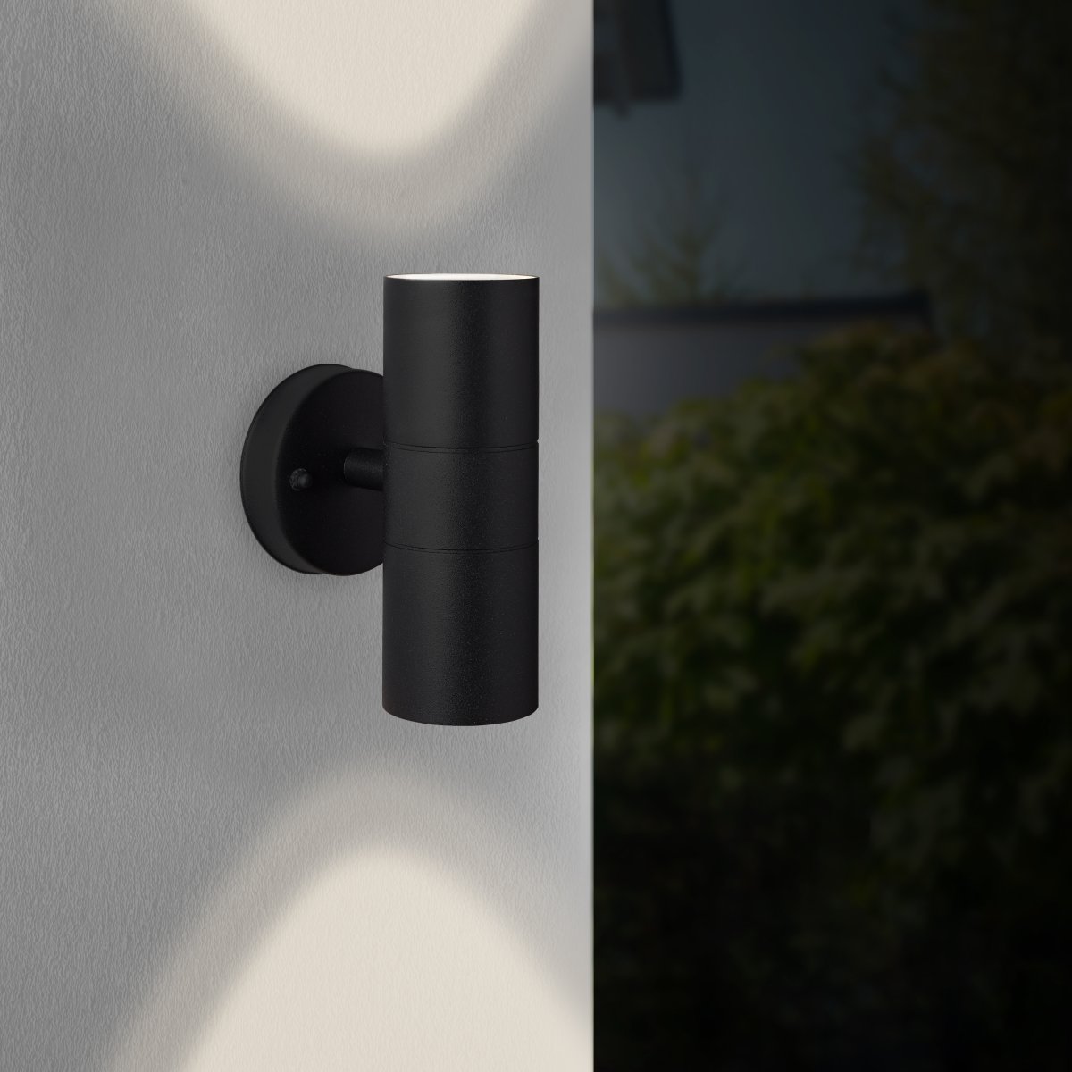 Jandy Svart utendørslampe Fra Brilliant - Lampen har en IP44-klassifisering og er derfor beskyttet mot vannsprut, noe som gjør den ideell for utendørs bruk.